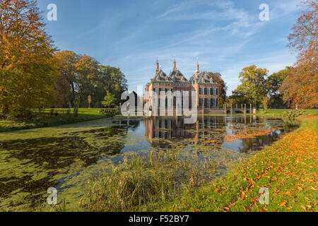 Farben des Herbstes am Schloss Duivenvoorde, Voorschoten, Südholland, Niederlande. Bauen Sie im Jahre 1631 mit eines englischen Landschaftsparks. Stockfoto