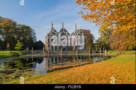 Herbstliche Pracht am Schloss Duivenvoorde, Voorschoten, Südholland, Niederlande. Inmitten eines englischen Landschaftsparks. Stockfoto