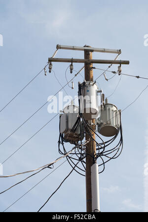 Strom-Transformatoren, montiert auf einem hölzernen Pfosten, Charlottesville, Virginia, USA Stockfoto