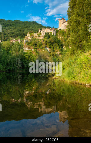 Am frühen Morgen über den Fluss Lot und die mittelalterliche Stadt Saint-Cirq-Lapopie, midi-Pyrenäen, Frankreich Stockfoto