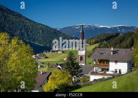Am frühen Morgen Blick über Dorf von San Pietro in Val di Funes, Trentino-Alto-Adige, Italien Stockfoto