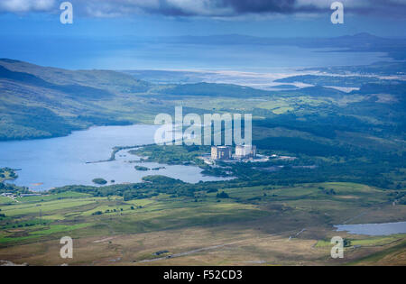 Stillgelegte Atomkraftwerk Magnox Trawsfynydd, Traswfynydd See und Küste von Tremadog Bucht Gwynedd North Wales UK Stockfoto