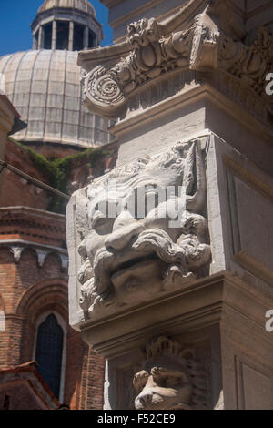 Groteske Steinbildhauen auf Außenseite des Ospedaletto oder Santa Maria dei Derelitti Kirche Venedig Veneto Italien Stockfoto