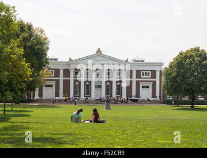 Zwei Studentinnen sitzen auf South Lawn vor der alten Cabell Hall der University of Virginia, Charlottesville, Virginia, USA Stockfoto