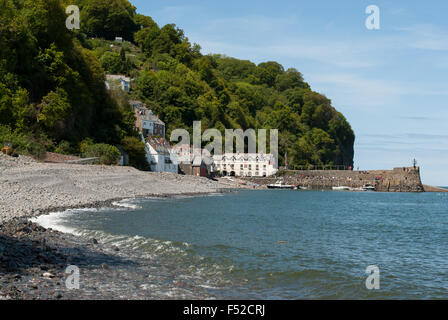 Clovelly, Devon, UK, mit Strand im Vordergrund Stockfoto