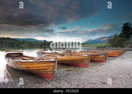 Ruderboote am Ufer des Derwent Water in der Nähe von Keswick bei Sonnenuntergang, Lake District, Cumbria, England, Uk, Gb Stockfoto