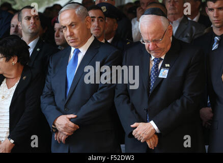 Jerusalem, Israel. 26. Oktober 2015. Der israelische Ministerpräsident Benjamin Netanyahu (2. R) und Präsident Reuven Rivlin (1. R) trauern während einer Zustand-Gedenkfeier des späten israelischen Ministerpräsidenten Yitzhak Rabin, auf Mount Herzel in Jerusalem, am 26. Oktober 2015 statt. Jerusalem und Tel Aviv am Montag markiert den 20. Jahrestag der Ermordung von der späten israelischen Ministerpräsidenten Yitzhak Rabin. Bildnachweis: Xinhua/Alamy Live-Nachrichten Stockfoto