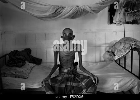 Dhaka, Bangladesch. 8. November 2014. SURUZ ALI, 25, sitzt in seinem nicht-zahlende Revier am National Institute of Diseases Hospital. Er ist seit der letzten sechs Monate im Krankenhaus und leidet seit 2012 von Tuberkulose (TB). Er nimmt Medizin zu Hause, um von MDR-TB (Multi-Drug resistenten Tuberkulose) geheilt werden, aber er ging nicht weiter, es zu nehmen. Jetzt ist er in die Klinik zurückgekehrt. (Kredit-Bild: © Probal Rashid/zReportage.com über ZUMA Press) Stockfoto