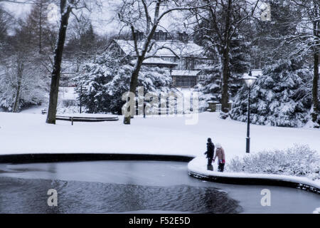 Winterschnee in Buxtons Pavilion Gardens, Derbyshire Stockfoto