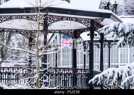 Winterschnee auf dem Musikpavillon in Buxtons Pavilion Gardens, Derbyshire Stockfoto