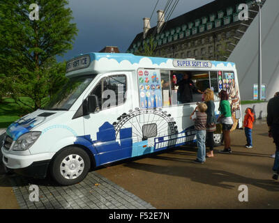 Eiswagen am London Eye, Victoria Embankment, London, England Stockfoto