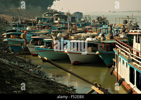 Boote im Hafen von Mandalay am Morgen, Irrawaddy-Fluss, Myanmar Stockfoto