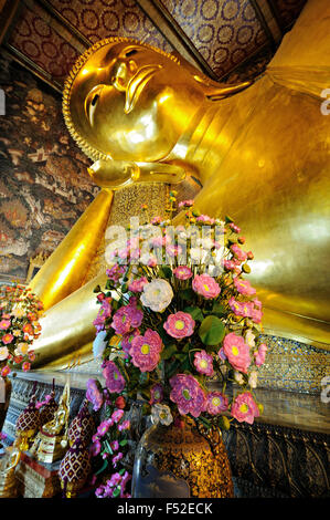 Liegender Buddha-Statue und Blumen im Wat Pho (Wat Phra Chetuphon), Bangkok, Thailand Stockfoto