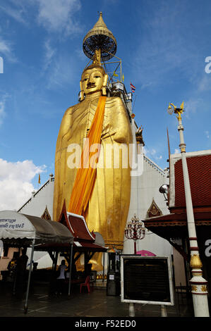 32 Meter hohen stehenden Buddha-Statue im Wat Intharawihan, Bangkok, Thailand Stockfoto