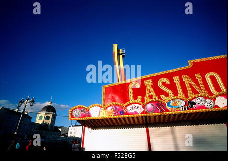 AJAXNETPHOTO. WORTHING, ENGLAND. -STRANDPROMENADE CASINO - UNTERHALTUNG STALL EINRICHTEN AUF DER STRANDPROMENADE; DIE GUT BEKANNTEN KUPPELKINO KANN MAN MITTE LINKS. FOTO: JONATHAN EASTLAND/AJAX REF: 71108 3 Stockfoto