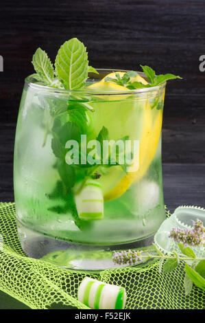 Hausgemachtes Mojito cocktail in einem krummen Glas mit Minze bonbons Stockfoto