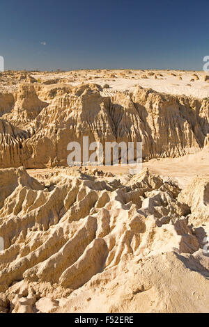 Australische Outback-Landschaft mit stark erodierten Boden in unterschiedlichen Formationen auf der chinesischen Mauer im Mungo National Park in New South Wales Stockfoto