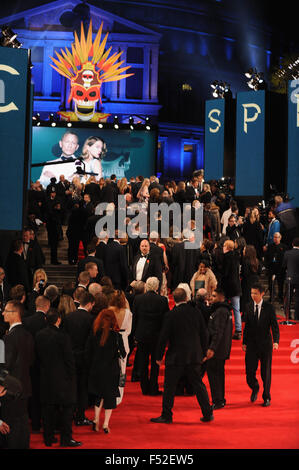 London, Vereinigtes Königreich. 26. Oktober 2015. Atmosphäre bei der königlichen Weltpremiere von "Spectre" in der Royal Albert Hall. Bildnachweis: Ferdaus Shamim/ZUMA Draht/Alamy Live-Nachrichten Stockfoto