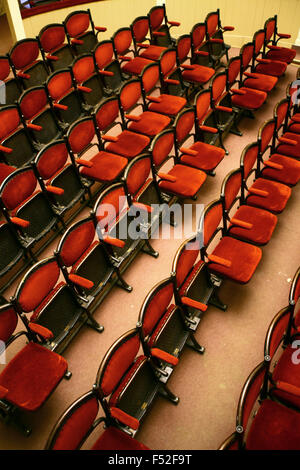 Farbbild des Vintage Sitze in einem Theater. Stockfoto