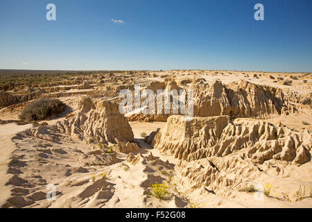 Australische Outback-Landschaft mit stark erodierten Boden in unterschiedlichen Formationen auf der chinesischen Mauer im Mungo National Park in New South Wales Stockfoto