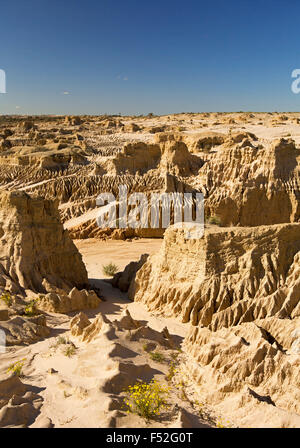 Australische Outback-Landschaft mit stark erodierten Boden in unterschiedlichen Formationen auf der chinesischen Mauer im Mungo National Park in New South Wales Stockfoto