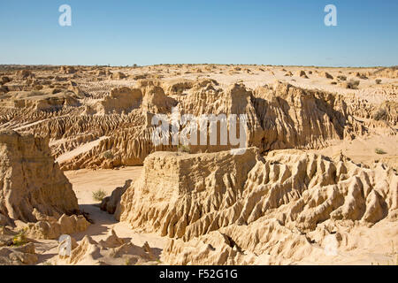 Australische Outback-Landschaft mit stark erodierten Boden in unterschiedlichen Formationen auf der chinesischen Mauer im Mungo National Park in New South Wales Stockfoto