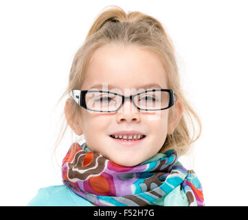 Kleines Mädchen mit Brille posiert auf weißem Hintergrund Stockfoto