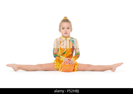 Kleine Turnerin üben mit einem Ball, auf weißem Hintergrund Stockfoto