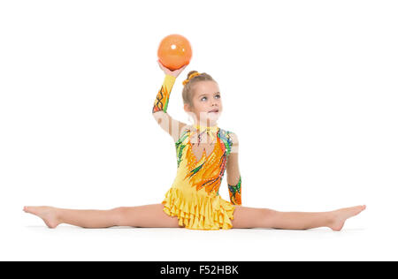 Kleine Turnerin üben mit einem Ball, auf weißem Hintergrund Stockfoto