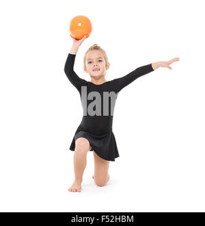 Kleine Turnerin üben mit einem Ball, auf weißem Hintergrund Stockfoto