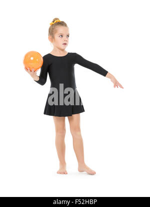 Kleine Turnerin üben mit einem Ball, auf weißem Hintergrund Stockfoto