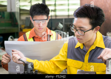 Asiatische Maschinenbauingenieur Überprüfung Ausrüstung in Fabrik Stockfoto