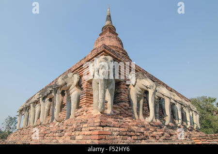 Wat Chang Lom, Elefantenstatuen um Sukhothai Historical Park, Sukhothai Thailand Stockfoto