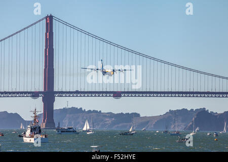 US Marine Corps C-130T Herkules den Spitznamen Fat Albert fliegen über die Golden Gate Bridge, San Francisco, Kalifornien, USA Stockfoto