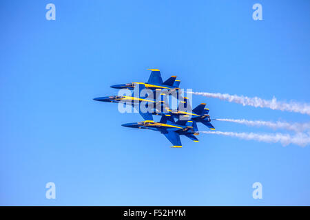 Blue Angels F/A-18 Hornet Flugzeuge durchführen Flug Bildung, San Francisco, Kalifornien, USA Stockfoto