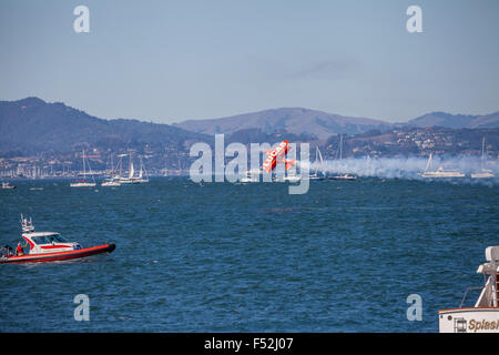 Lucas Oil Pitts Flugzeug bei Flugvorführung über San Francisco Waterfront, San Francisco, Kalifornien, USA Stockfoto