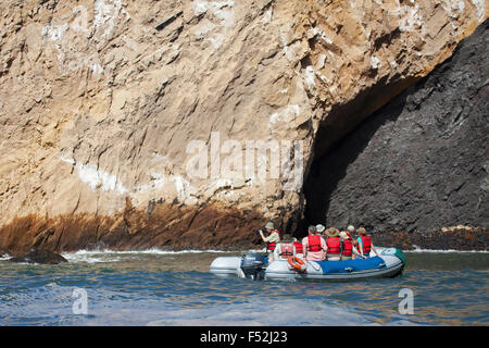 Touristen in Panga sehen geologischen Kontakt zwischen Tuff (verdichtete vulkanische Asche) auf der linken Seite und schwarzen Scoria (Zunder) Felsformationen, Isabela Island Stockfoto