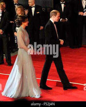 London, UK. 26. Oktober 2015. Der Herzog und die Herzogin von Cambridge kommen bei der Premiere. CTBF Royal Film Performance, Welt-Premiere des neuen James Bond film "Spectre" in der Royal Albert Hall Credit: © Peter Phillips/Alamy Live News Stockfoto