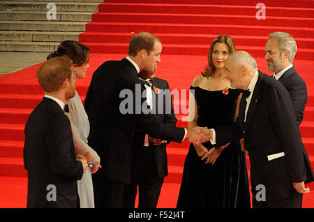 London, UK. 26. Oktober 2015. Der Herzog und die Herzogin von Cambridge kommen bei der Premiere. CTBF Royal Film Performance, Welt-Premiere des neuen James Bond film "Spectre" in der Royal Albert Hall Credit: © Peter Phillips/Alamy Live News Stockfoto