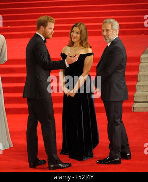 London, UK. 26. Oktober 2015. Prinz Harry (links) spricht mit Regisseur Sam Mendes (rechts). CTBF Royal Film Performance, Welt-Premiere des neuen James Bond film "Spectre" in der Royal Albert Hall Credit: © Peter Phillips/Alamy Live News Stockfoto