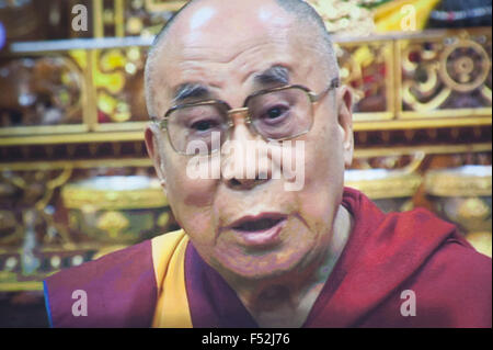 Philadelphia, Pennsylvania, USA. 26. Oktober 2015. DDie Dalai Lama nimmt die Liberty Medal per Video an das National Constitution Center in Philadelphia Pa Credit: Ricky Fitchett/ZUMA Draht/Alamy Live News Stockfoto