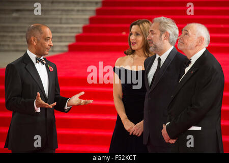 London, UK. 26. Oktober 2015. Führungskraft auf dem roten Teppich mit Barbara Broccoli, Sam Mendes und Michael G Wilson. CTBF Royal Film Performance, Welt-Premiere des neuen James Bond film "Spectre" in der Royal Albert Hall. Bildnachweis: Lebendige Bilder/Alamy Live-Nachrichten Stockfoto