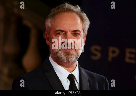 London, UK. 26. Oktober 2015. Regisseur Sam Mendes kommt auf dem roten Teppich für die CBTF Royal Film Performance 2015: The World Premiere von SPECTRE auf 26.10.2015 in Royal Albert Hall, London. Bildnachweis: Julie Edwards/Alamy Live-Nachrichten Stockfoto