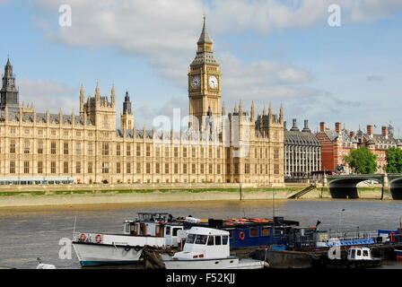 Die Houses of Parliament und Big Ben Clock Tower auf der Themse in London, England, Vereinigtes Königreich Stockfoto