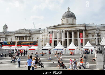 Trafalgar Square mit der National Gallery auf der einen Seite in London, England, UK Stockfoto