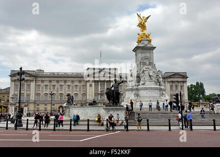 Statue der Königin Victoria vor Buckingham Palace in London, England, UK Stockfoto