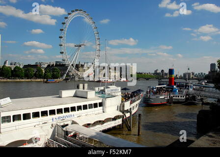 Masse der Kneipe Trinker auf dem Tattershall Castle-Boot auf der Themse in London, England, UK Stockfoto