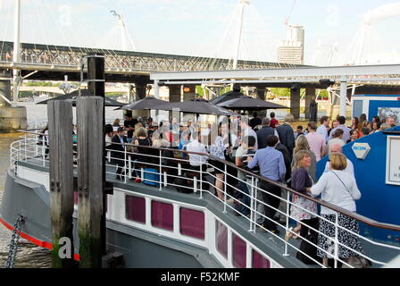 Masse der Kneipe Trinker auf dem Tattershall Castle-Boot auf der Themse in London, England, UK Stockfoto