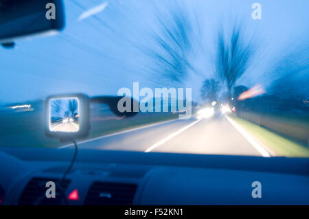 Eine late-Night-Reise mit GPS auf dem Armaturenbrett Stockfoto