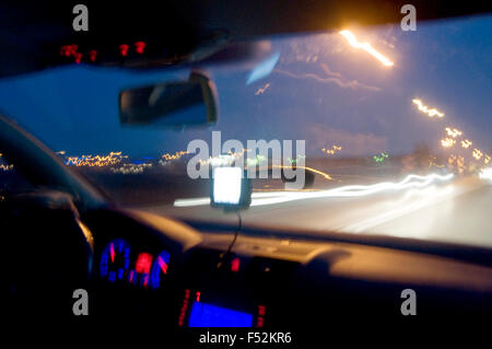 Eine late-Night-Reise mit GPS auf dem Armaturenbrett Stockfoto